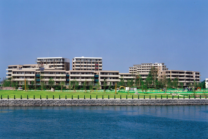 AQUA COURT
